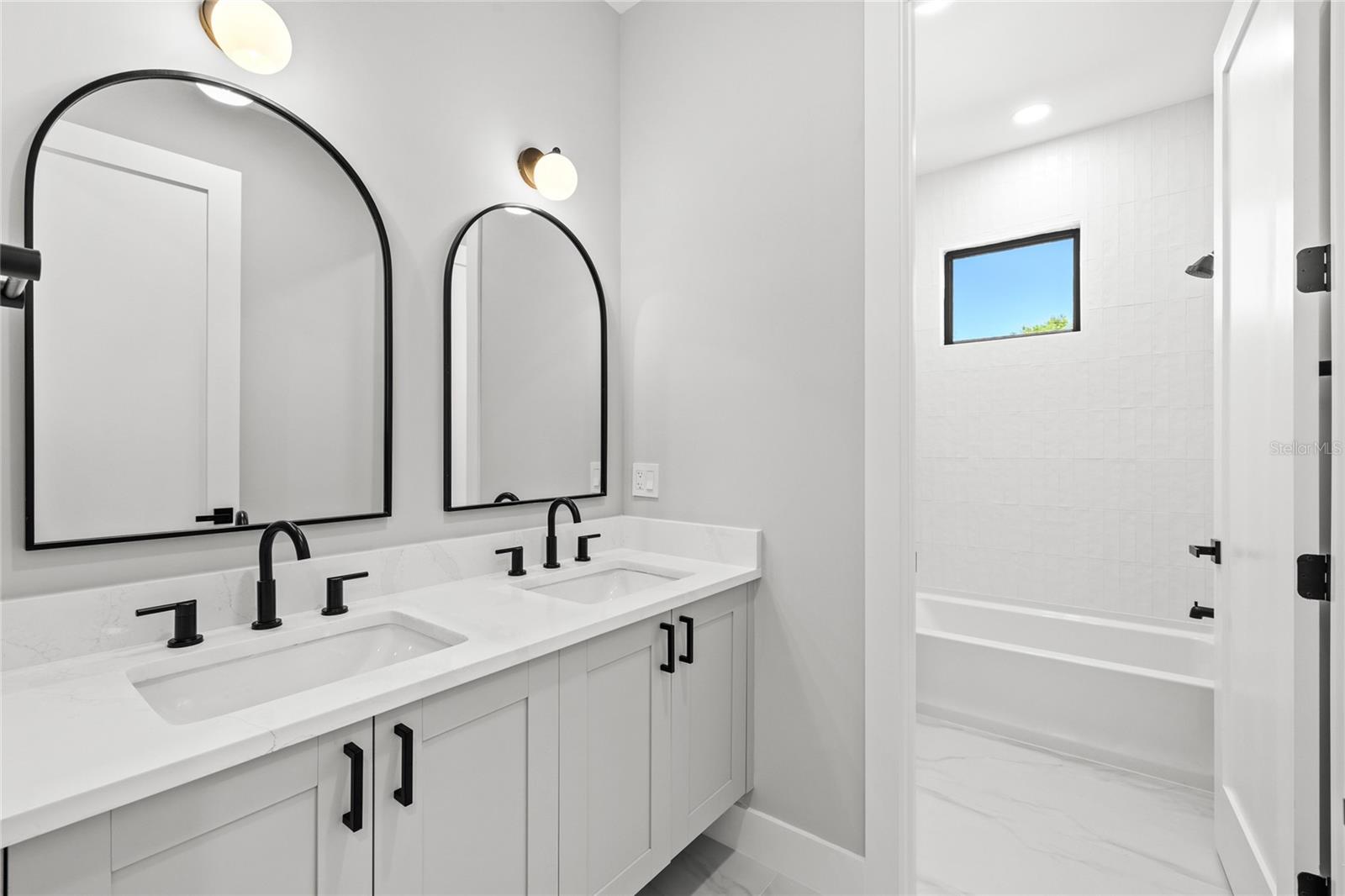 LAKE EMERALD - Residential