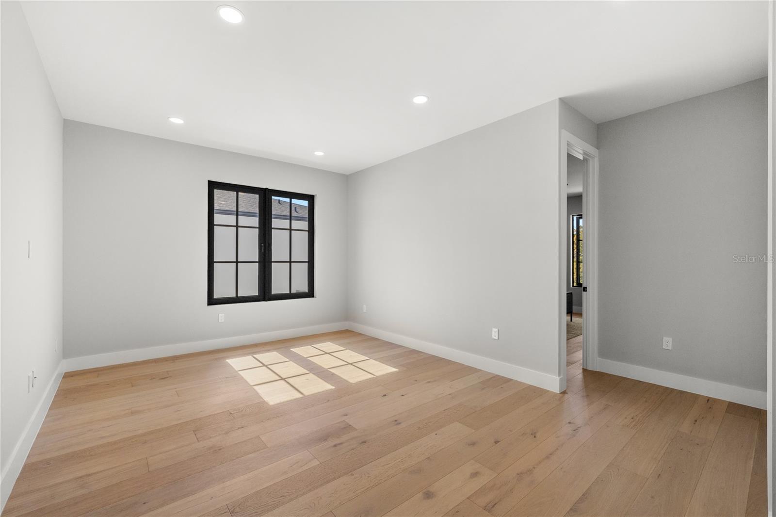 LAKE EMERALD - Residential