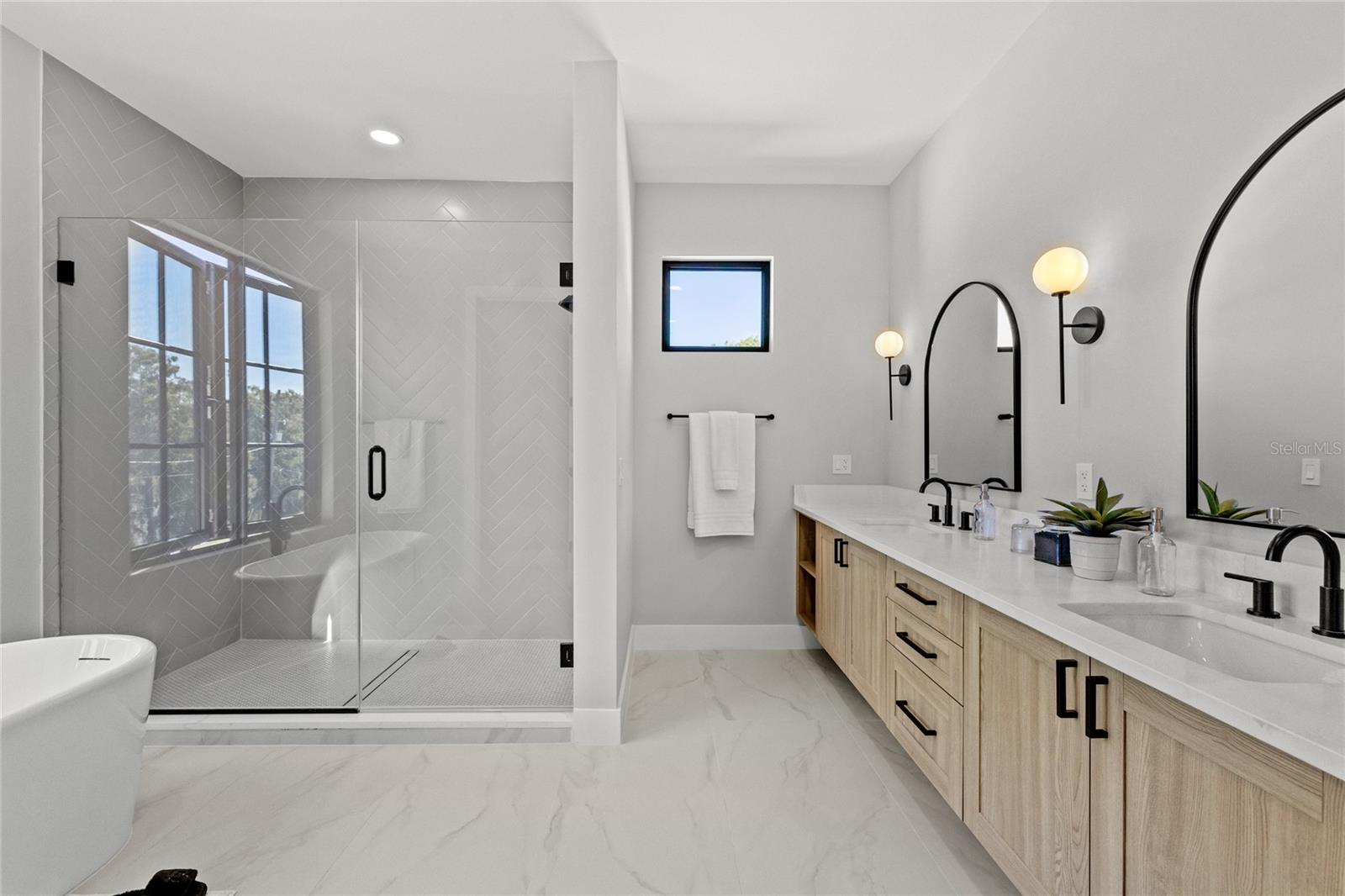 LAKE EMERALD - Residential