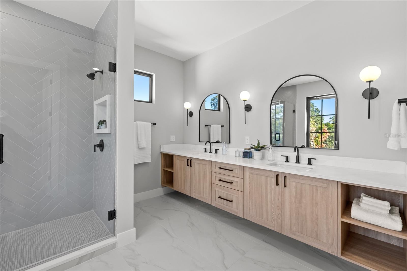 LAKE EMERALD - Residential