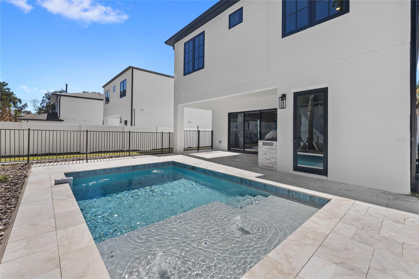 LAKE EMERALD - Residential