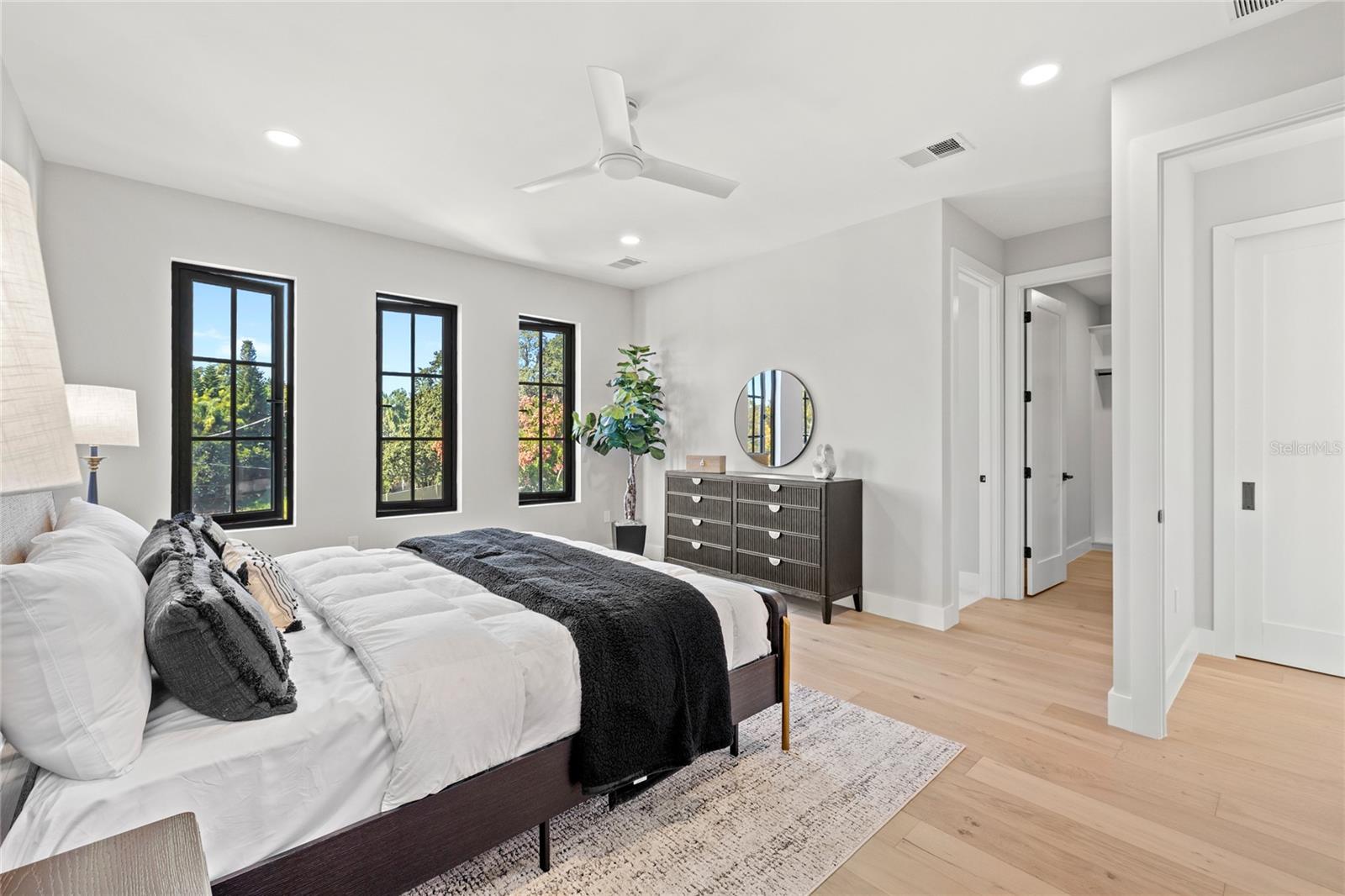 LAKE EMERALD - Residential