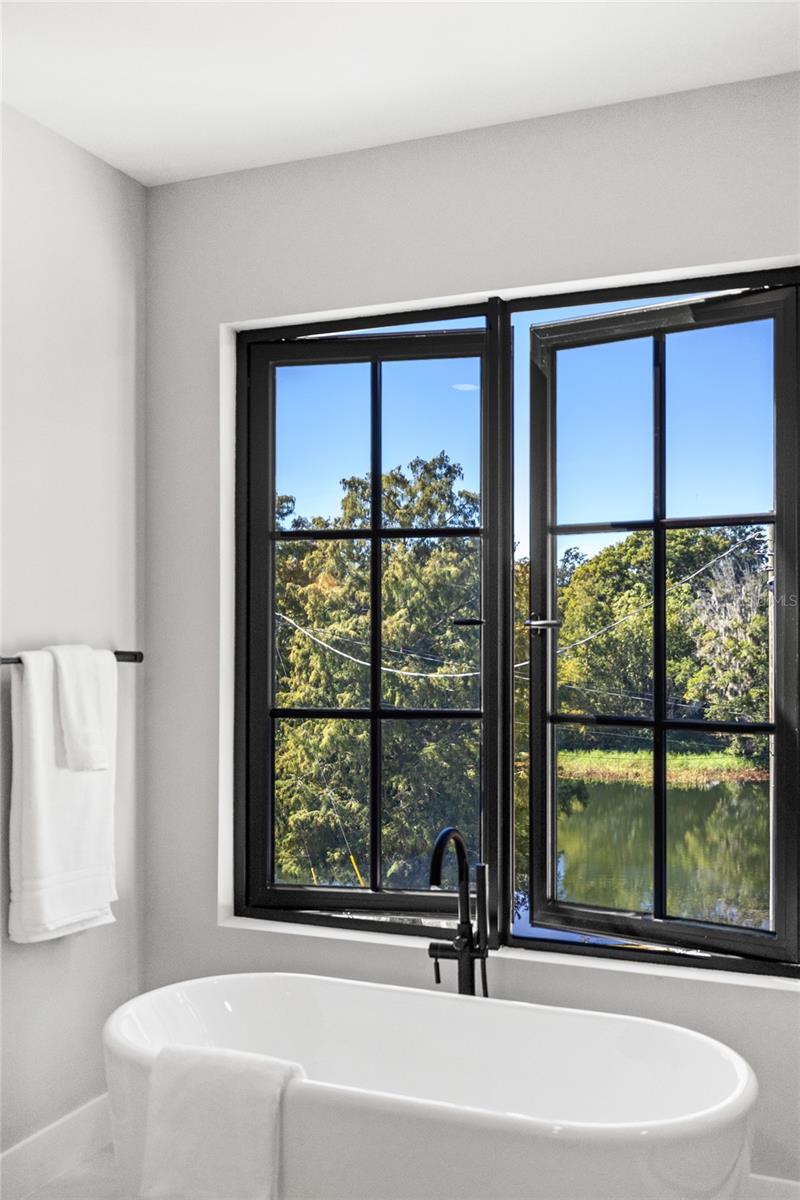 LAKE EMERALD - Residential