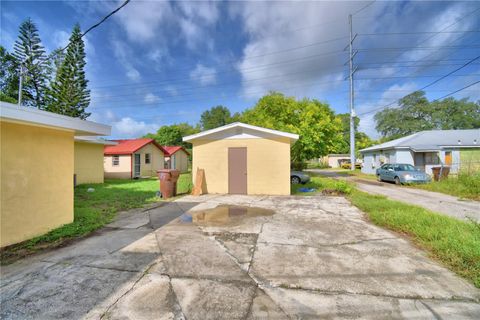 A home in LAKE WALES