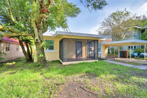 A home in LAKE WALES