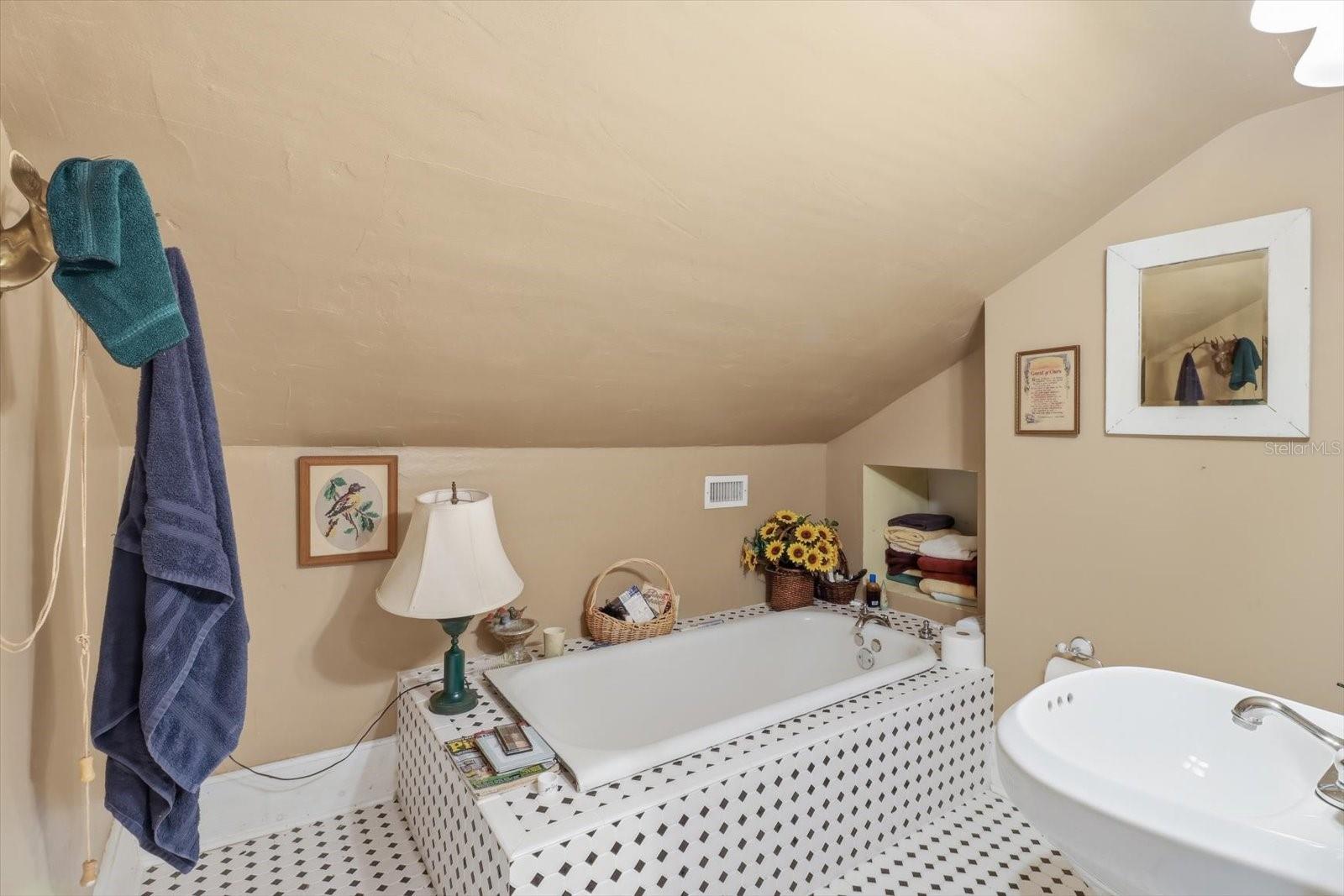 BAYVIEW HOMES CO 06 ACRE - Residential