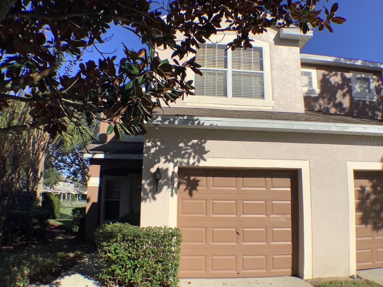 Great 3 bedroom townhouse, all beds & full baths upstairs, open plan downstairs with half bath. Kitchen features 42” cabinets, Master has walk in closet and soaking tub. End unit next to pool mailboxes and overlooking retention Pond in the back.
Applications will ONLY be processed if you have viewed the inside of the home, submitted all applications and dropped off a holding deposit. We will hold the property for the first application and deposit received.
