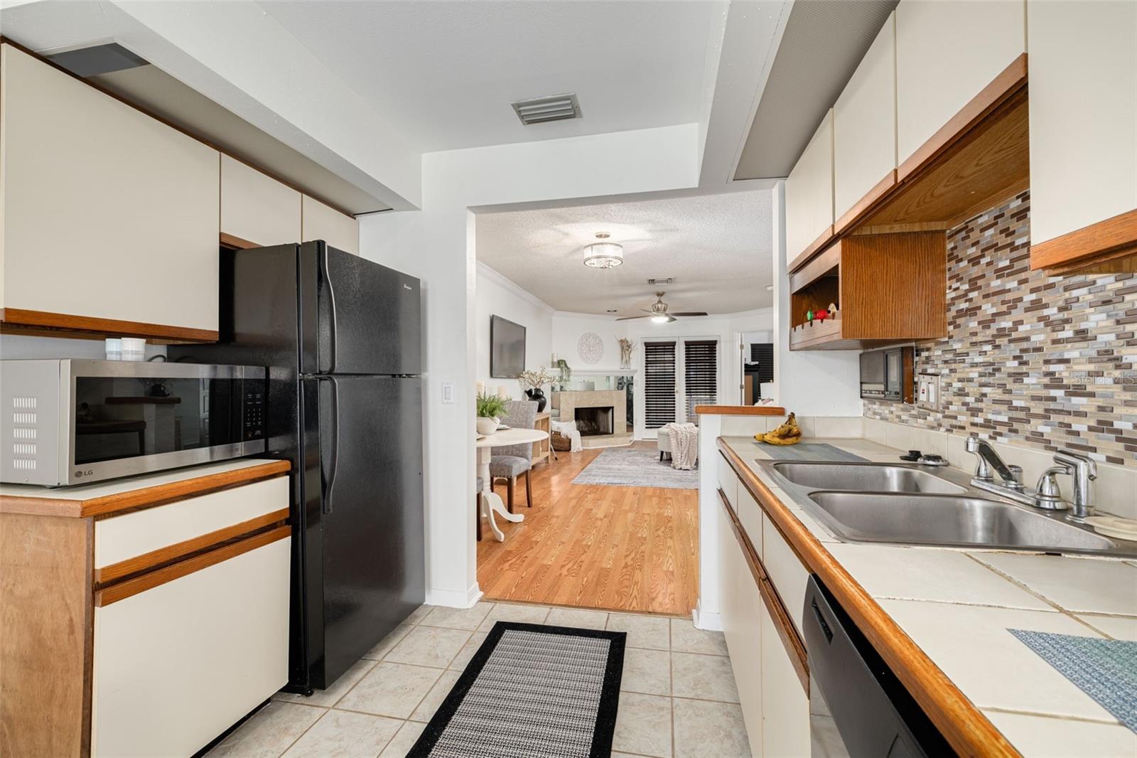 LAUREL OAKS AT COUNTRY WOODS CONDO - Residential