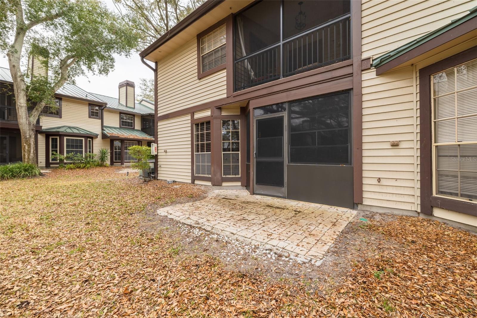 LAUREL OAKS AT COUNTRY WOODS CONDO - Residential