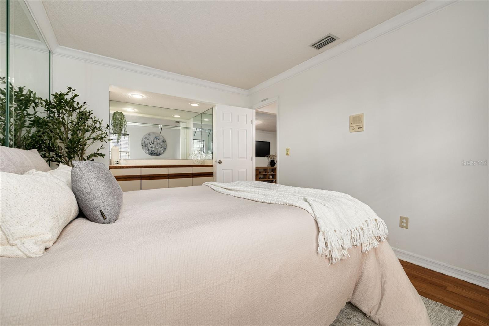 LAUREL OAKS AT COUNTRY WOODS CONDO - Residential