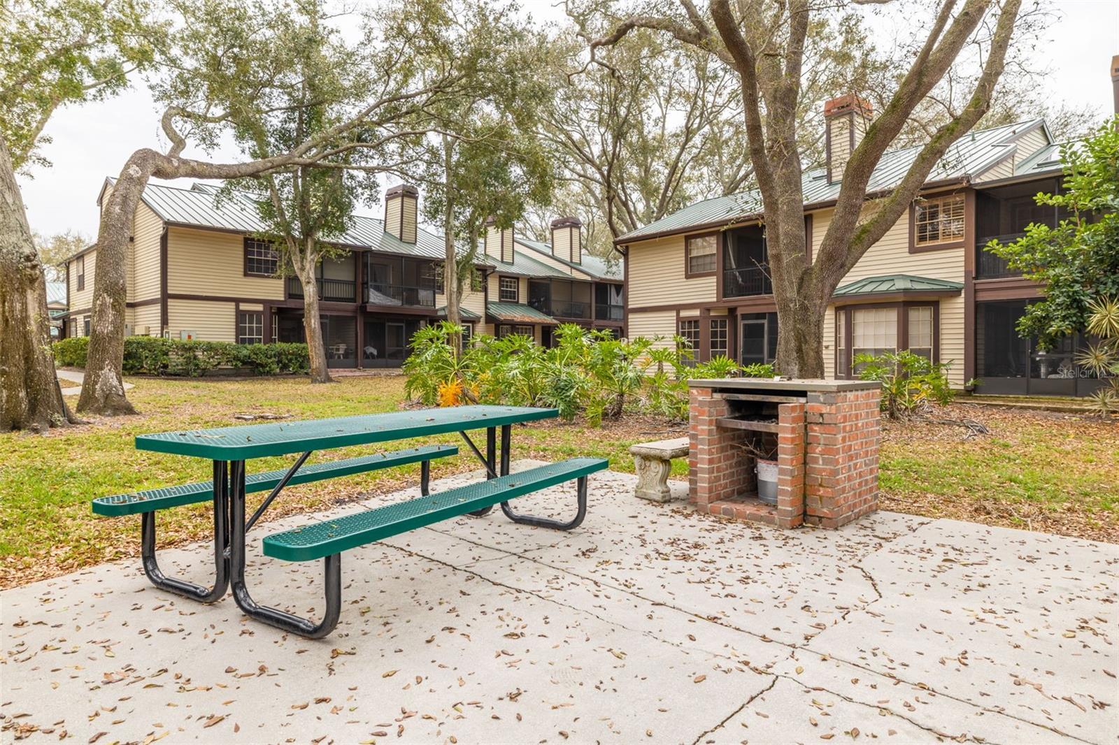 LAUREL OAKS AT COUNTRY WOODS CONDO - Residential