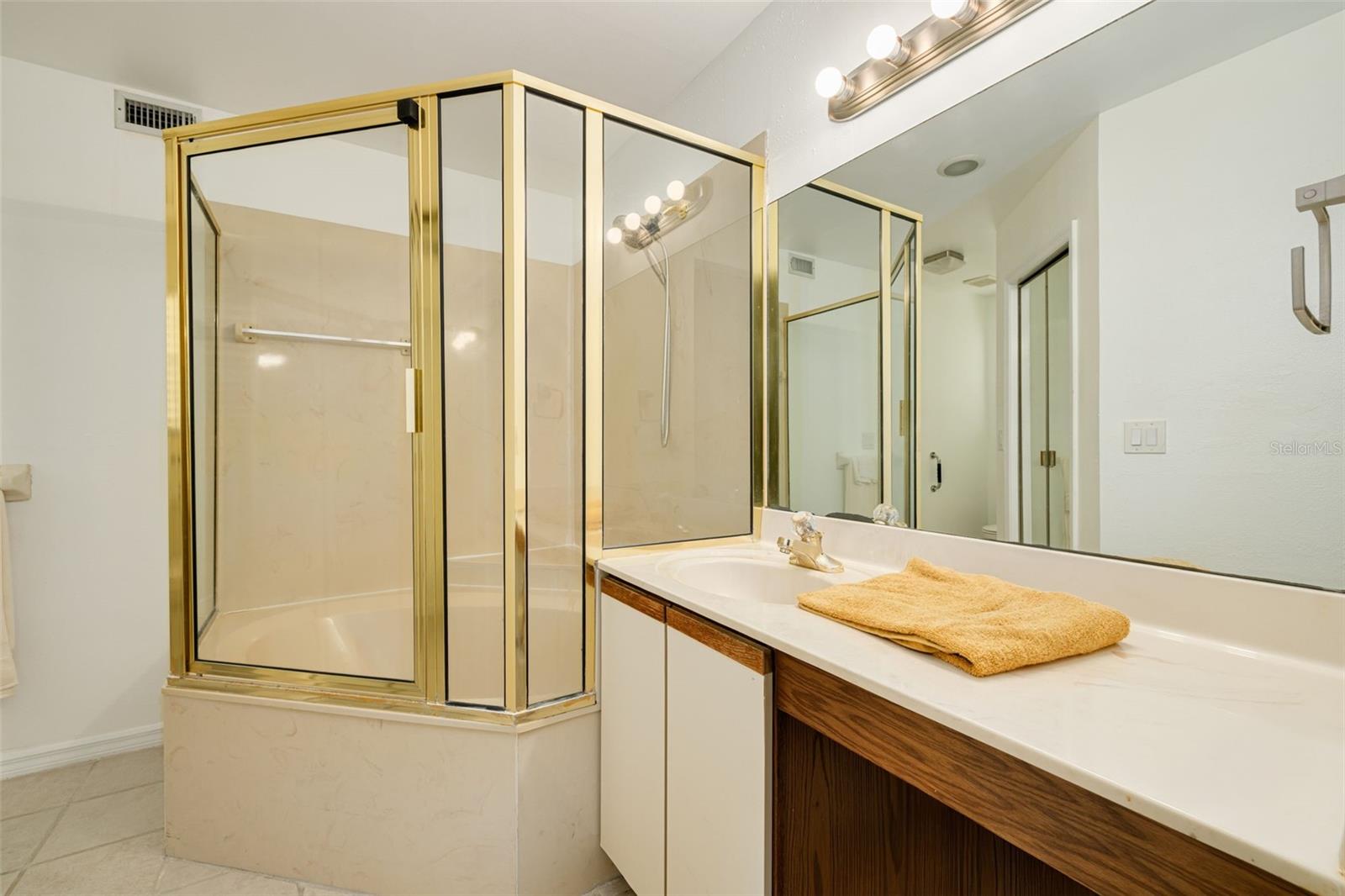 LAUREL OAKS AT COUNTRY WOODS CONDO - Residential