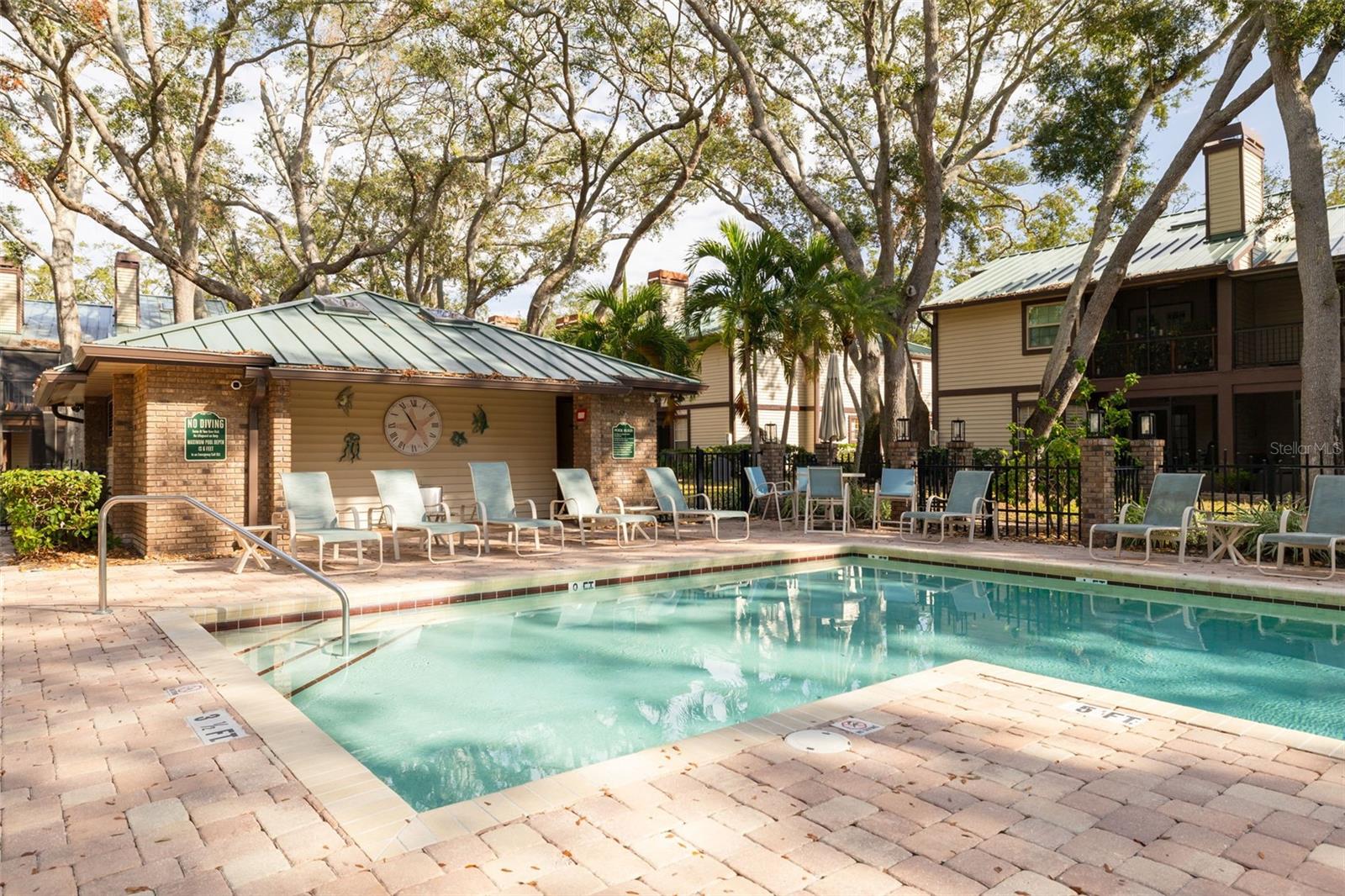 LAUREL OAKS AT COUNTRY WOODS CONDO - Residential