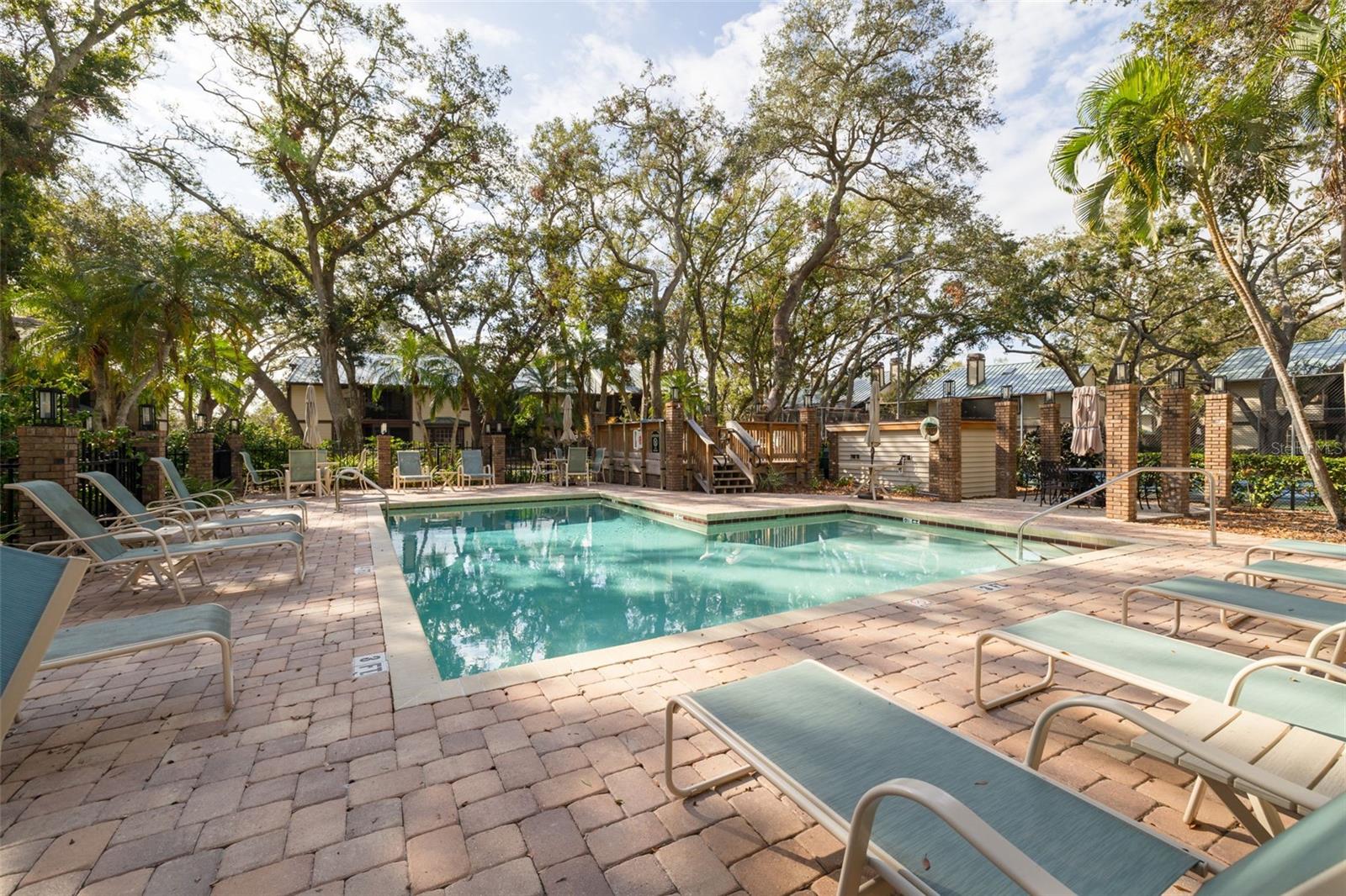 LAUREL OAKS AT COUNTRY WOODS CONDO - Residential