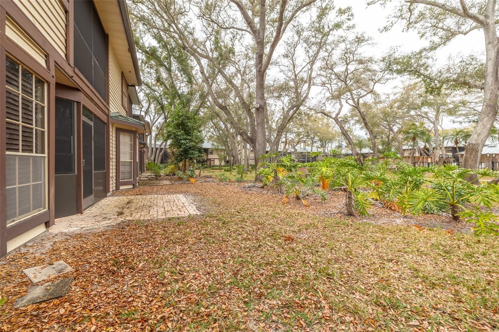 LAUREL OAKS AT COUNTRY WOODS CONDO - Residential