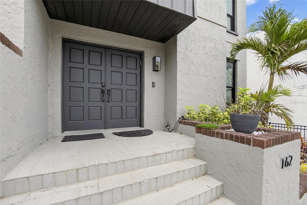 Photo of 162 E Davis Boulevard, Tampa, FL 33606 (MLS # TB8481596)