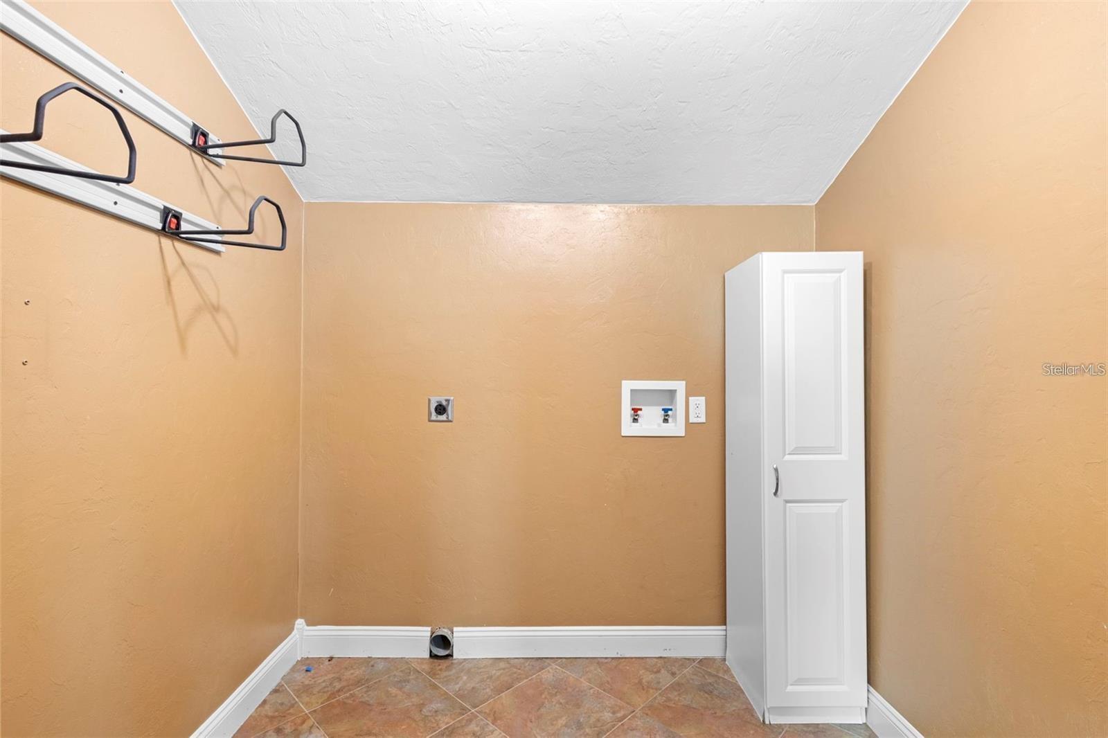 PINE HILLS BLKS 81-82 100 & 101 DELAND - Residential Lease