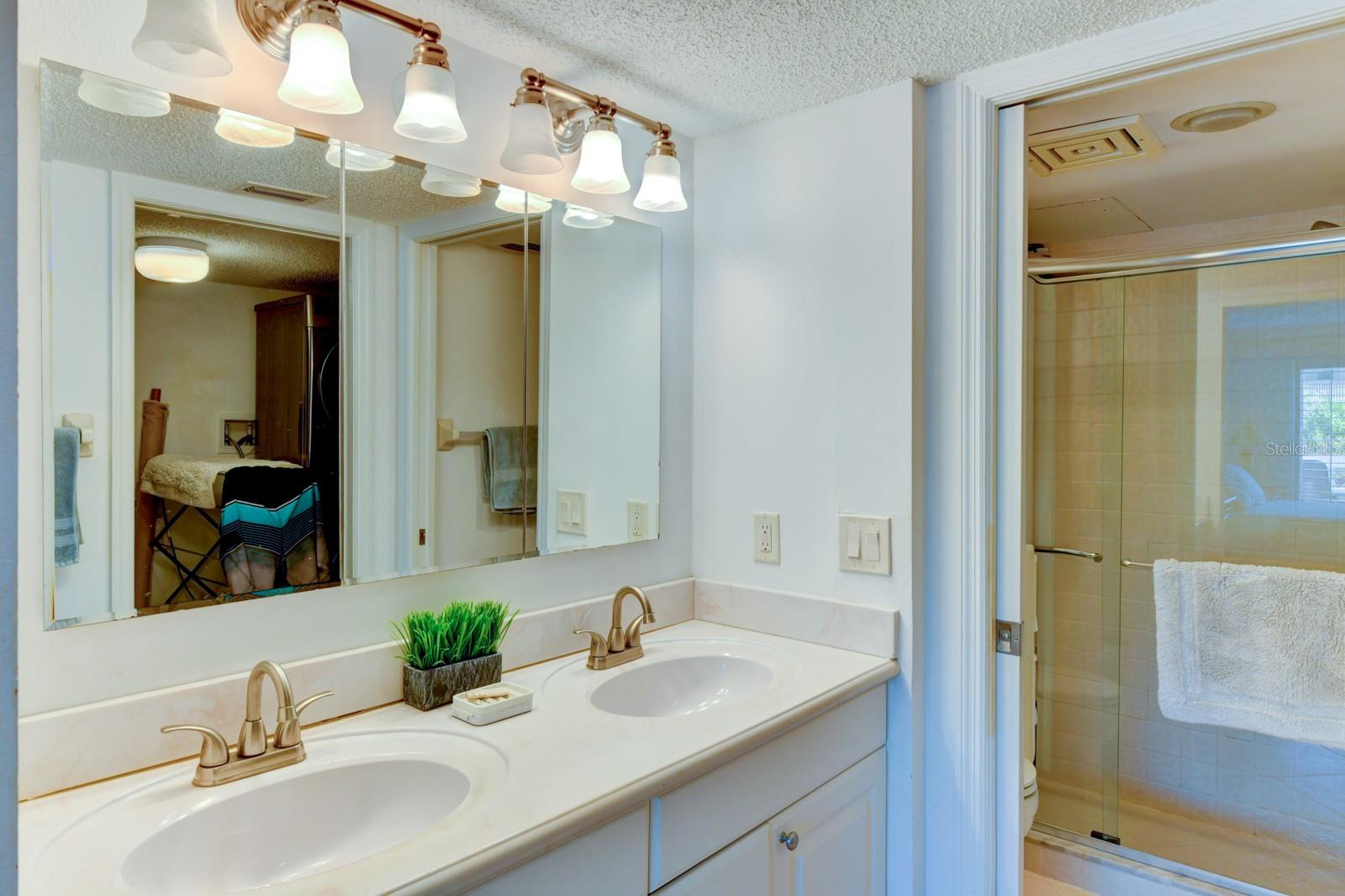 HARBOUR TOWNE - Residential Lease