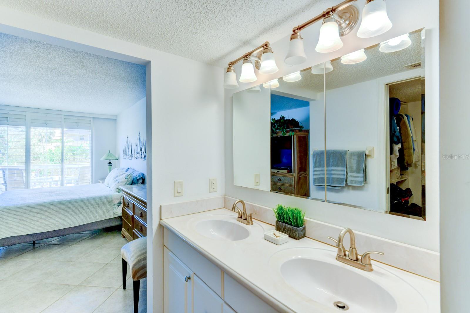 HARBOUR TOWNE - Residential Lease