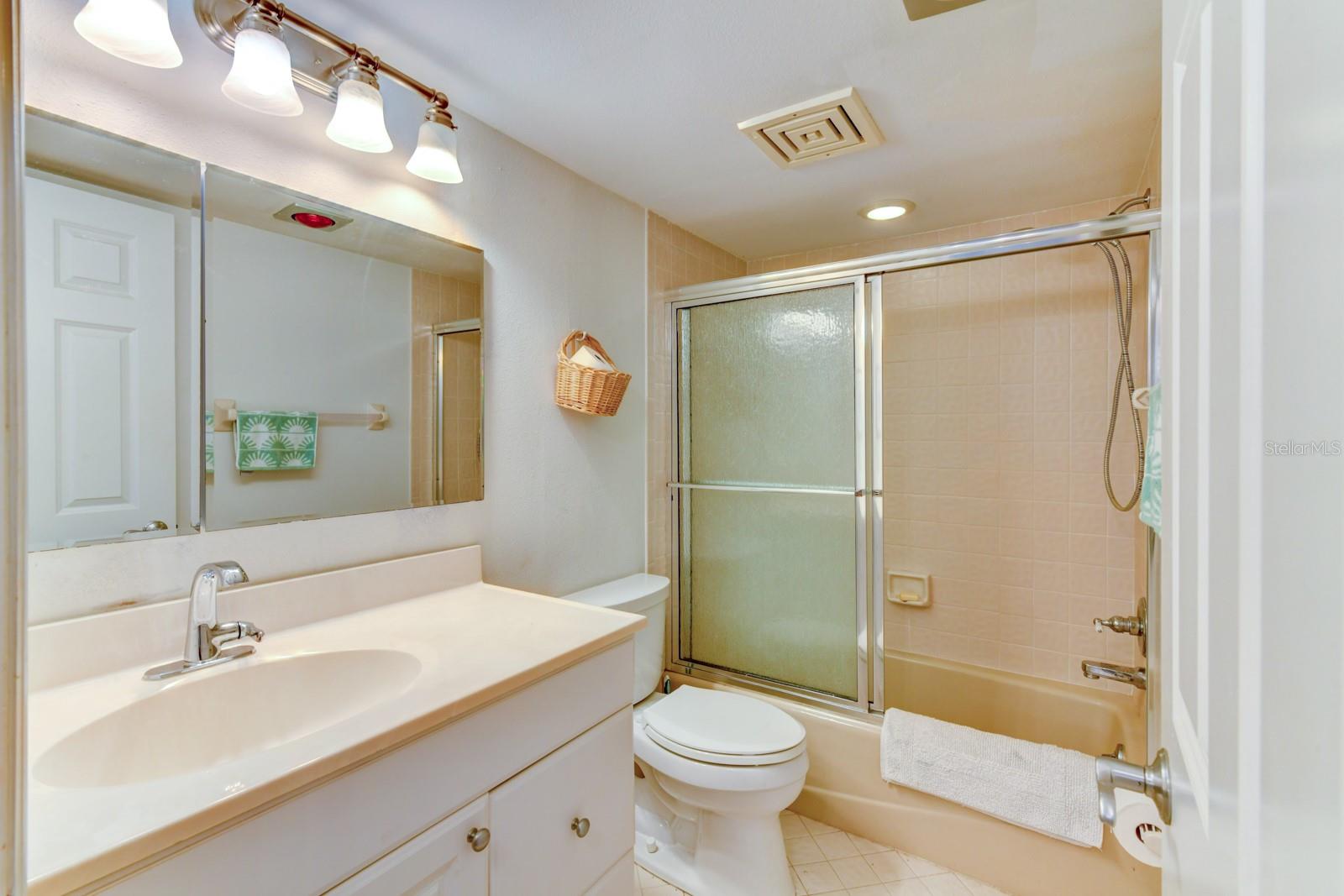 HARBOUR TOWNE - Residential Lease