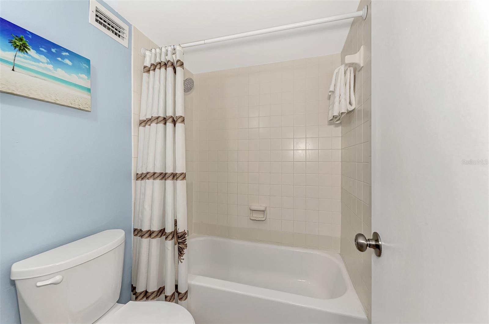 HARBOR TOWERS Y & R - Residential Lease