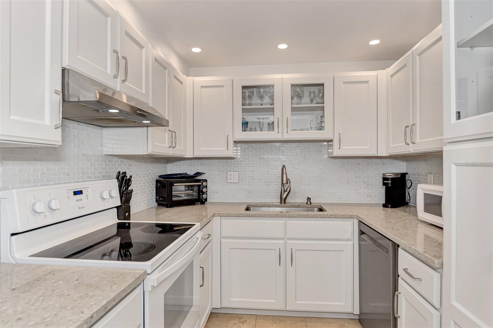 HARBOR TOWERS Y & R - Residential Lease