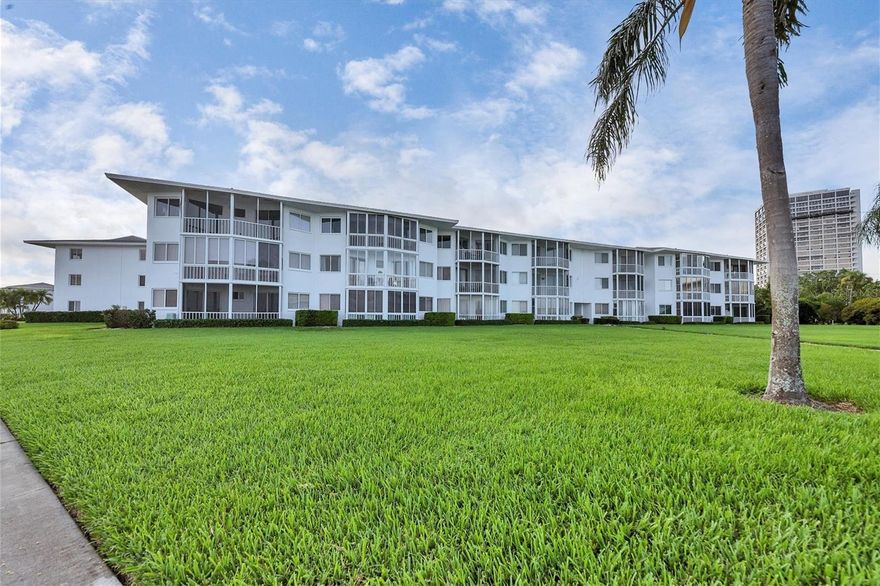 Turnkey Seasonal Rental in Sarasota Harbor East, fabulous bay views from every window, 2 bedrooms, two baths, updated and tile floors throughout. Lovely four season Lanai overlooking Sarasota Bay, watch the Dolphin and Manatee while you sip your morning coffee. The community offers a lovely heated pool, clubhouse, grills, kayak storage and boat slips on a first come, first served basis. Walk to all the shops and restaurants on St. Armands Key, spend the day at beautiful Lido Beach or stroll over the bridge to Downtown Sarasota. You will love this great community and location. This is a 55+ community. Booked end of January thrught the endo of March, 2024.
