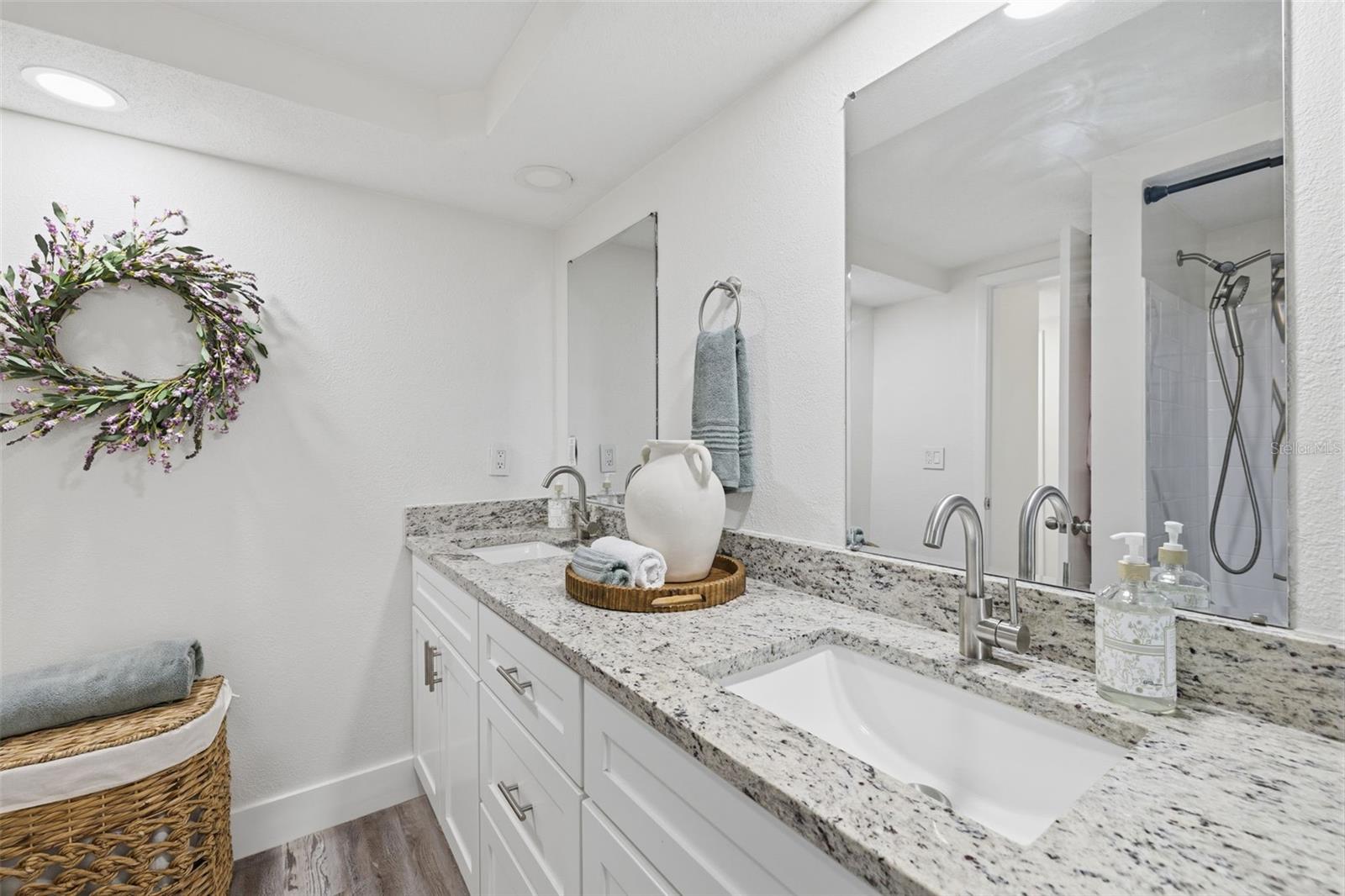LAKE MINEOLA - Residential