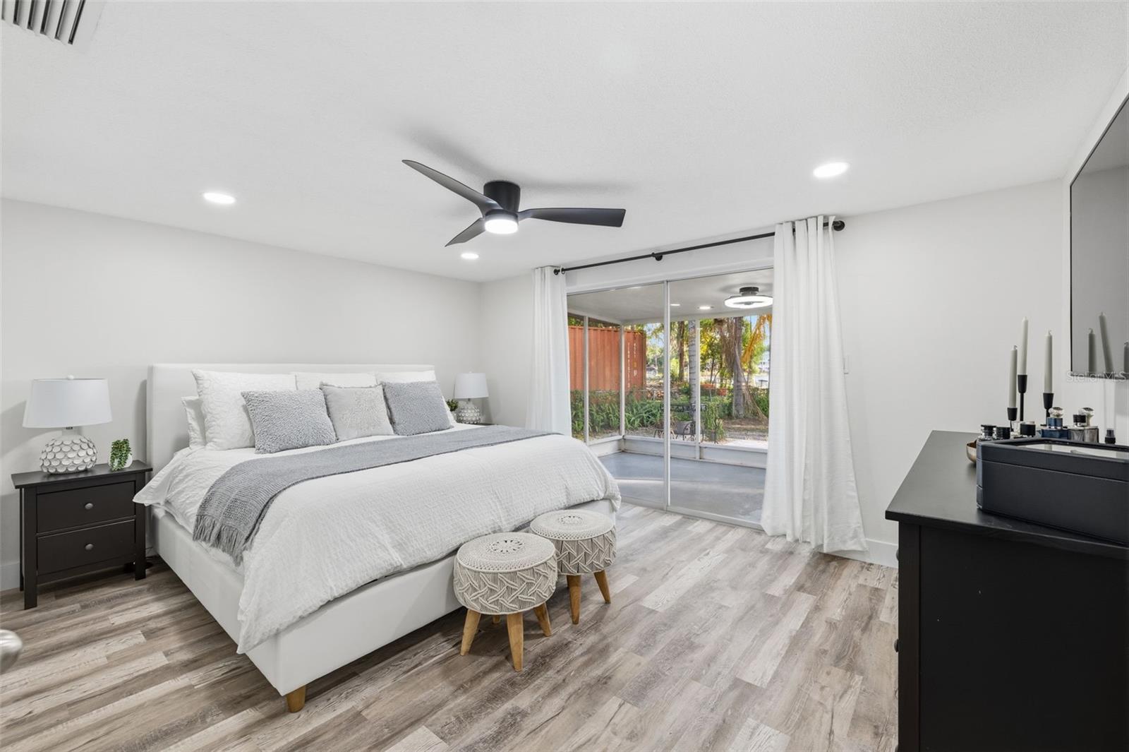 LAKE MINEOLA - Residential
