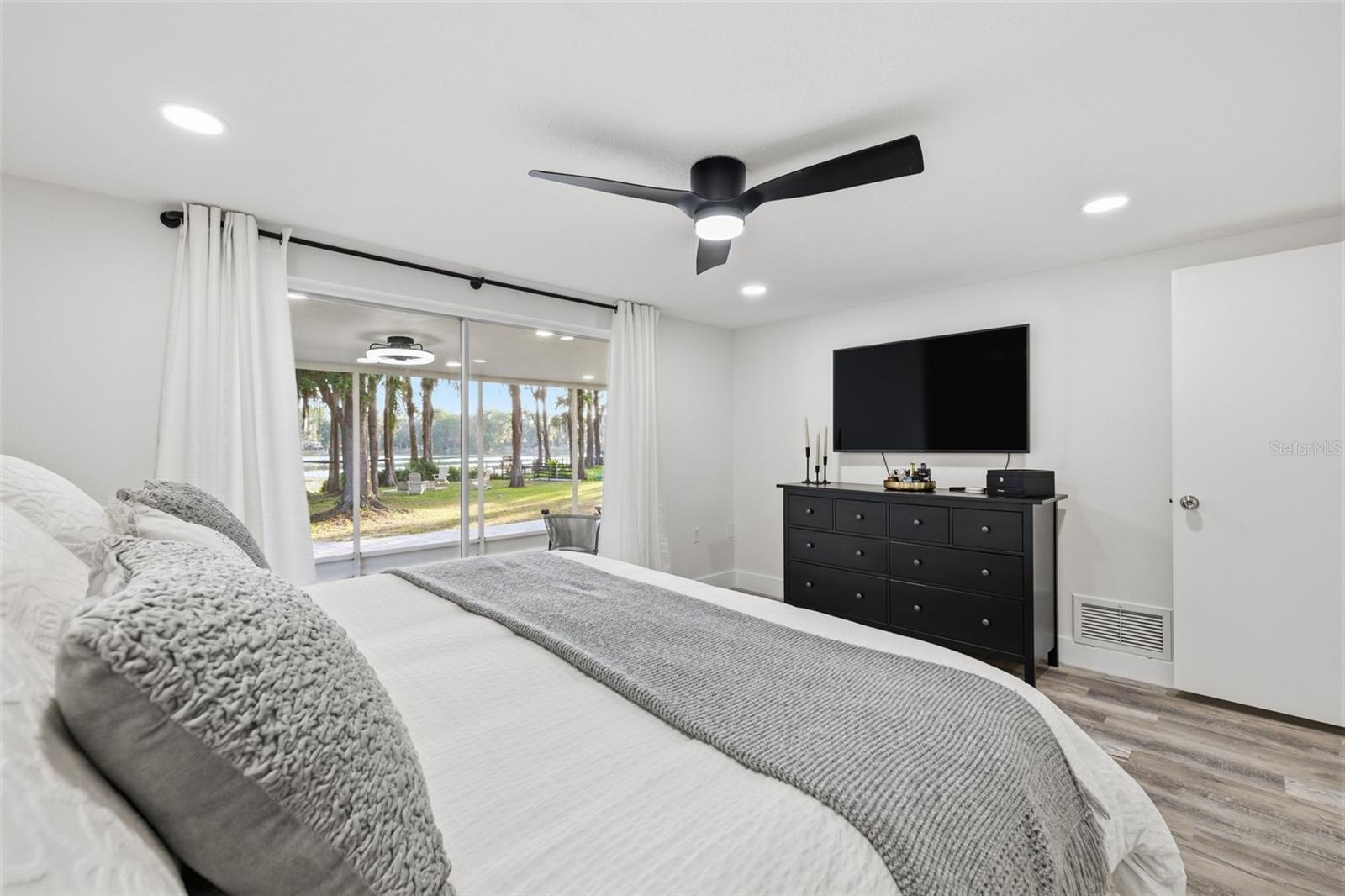 LAKE MINEOLA - Residential