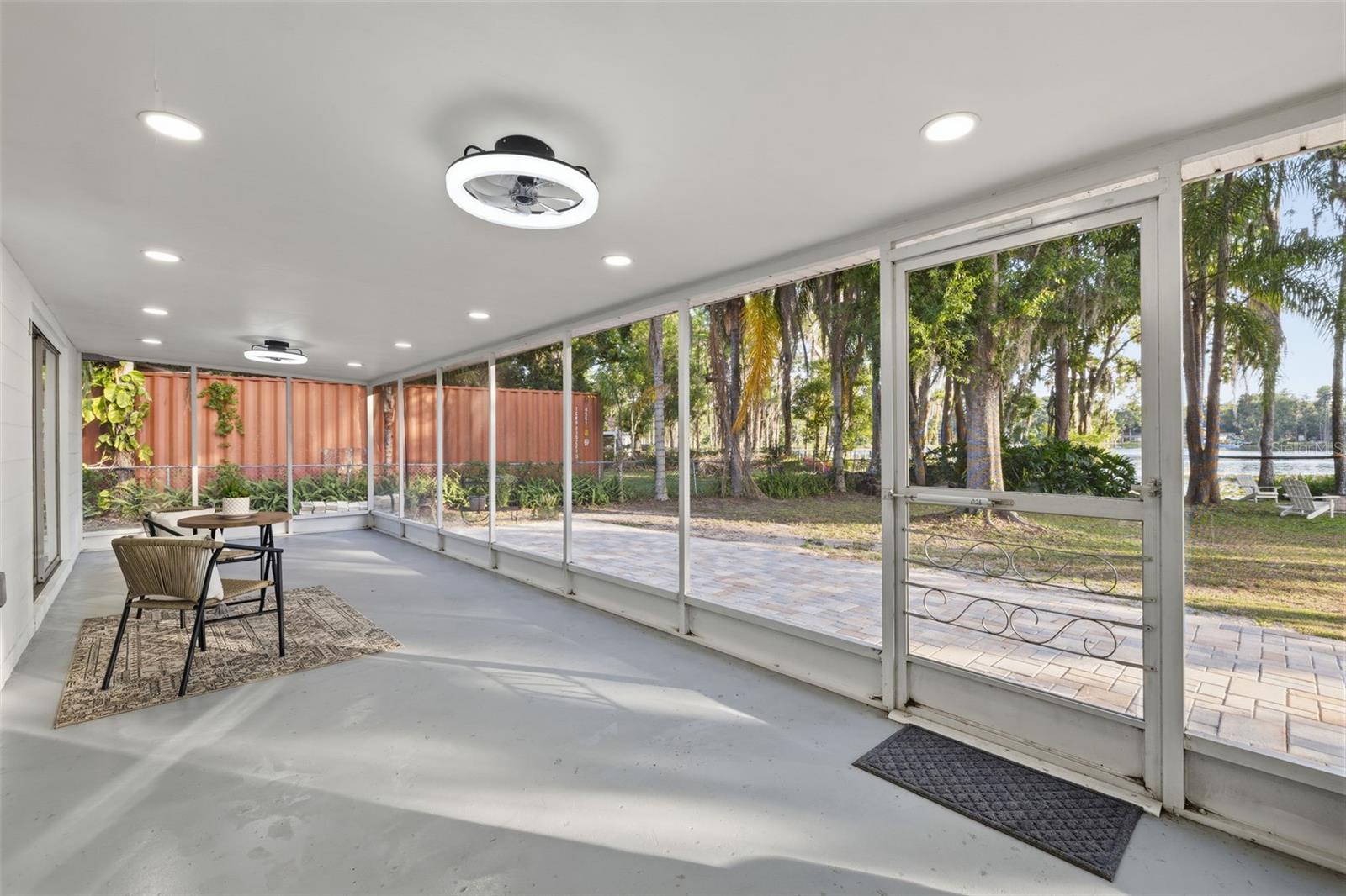 LAKE MINEOLA - Residential