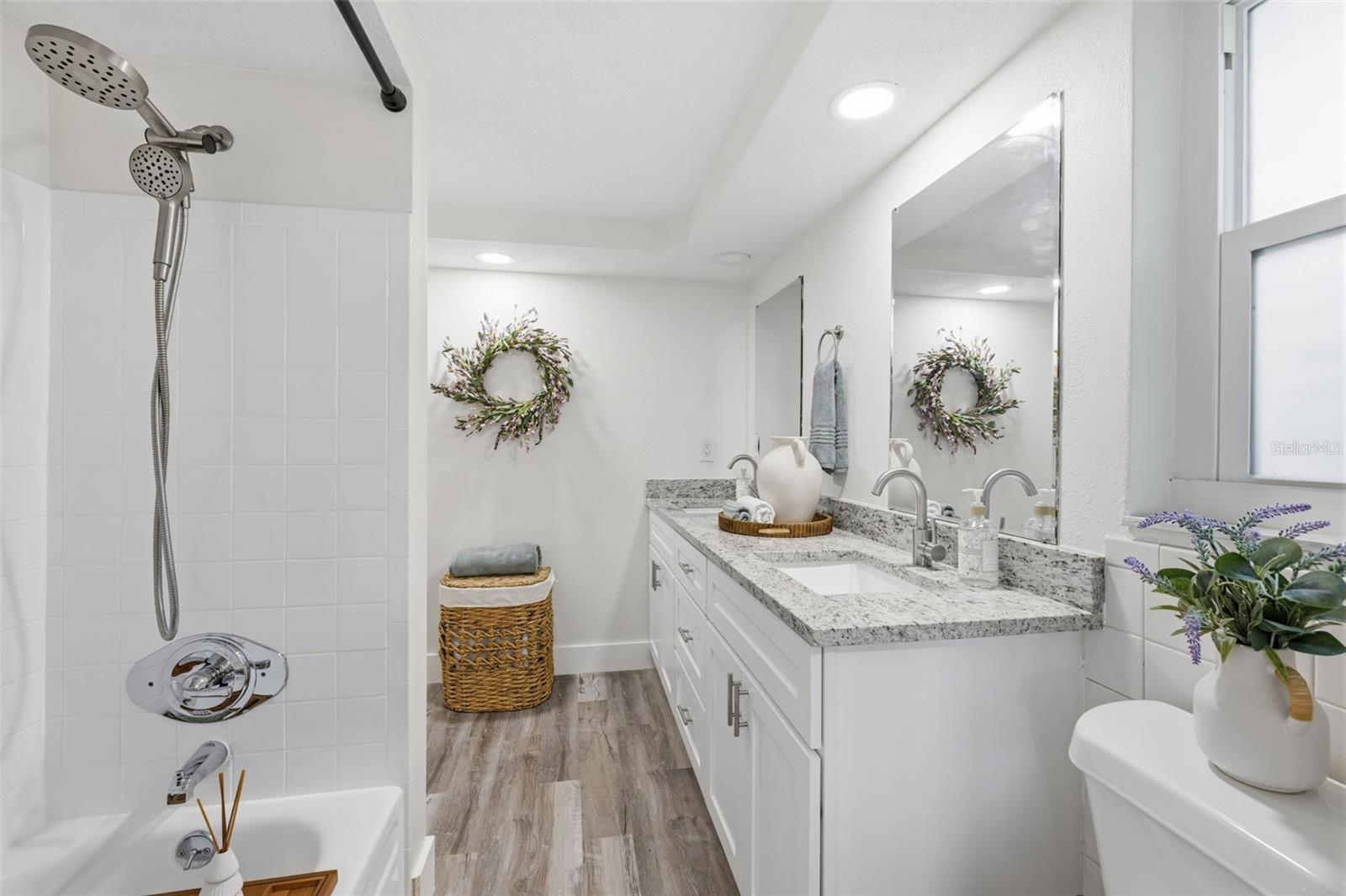 LAKE MINEOLA - Residential