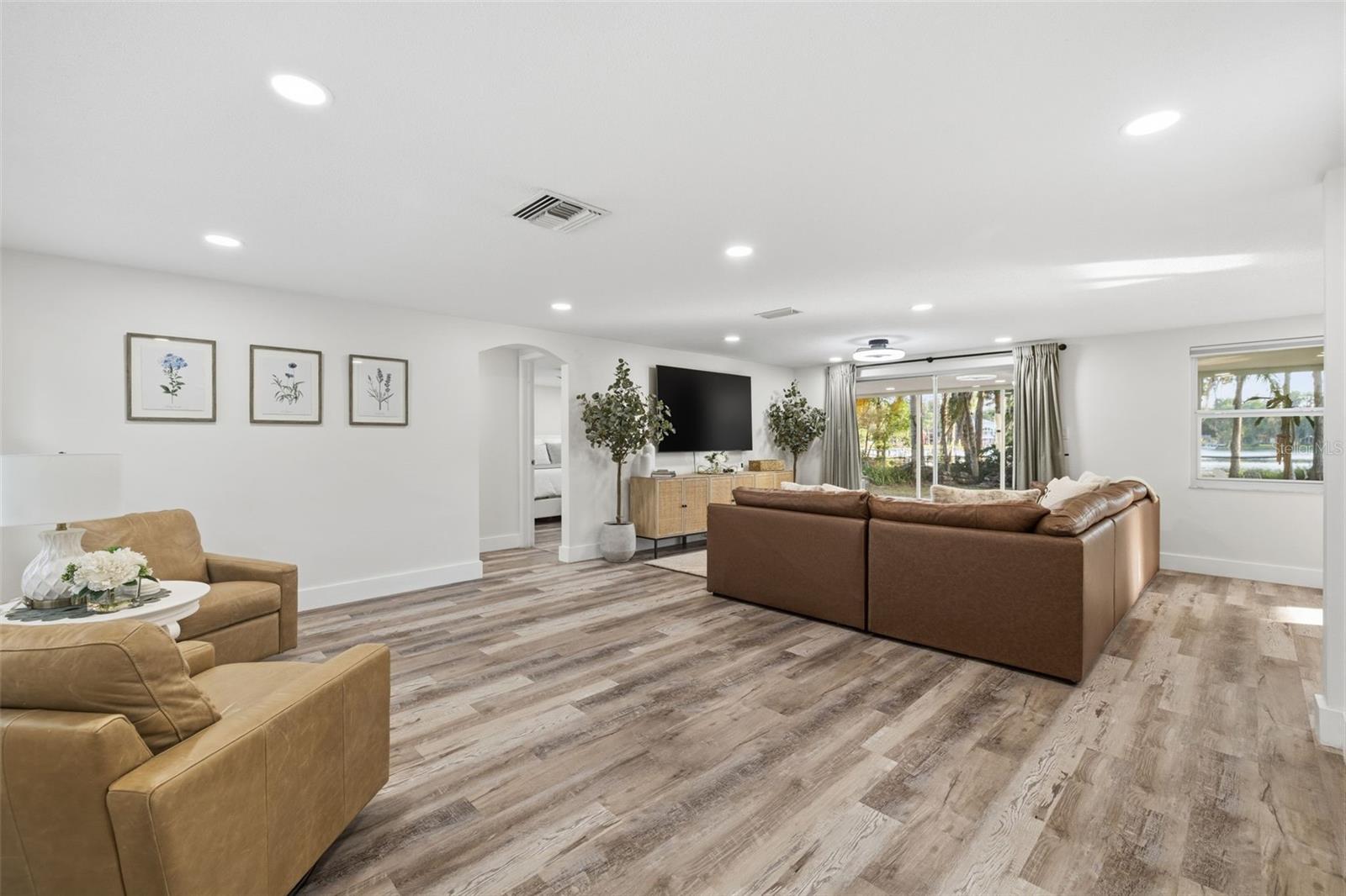 LAKE MINEOLA - Residential