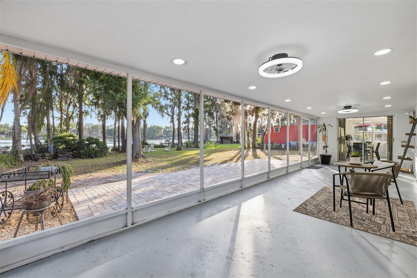 LAKE MINEOLA - Residential