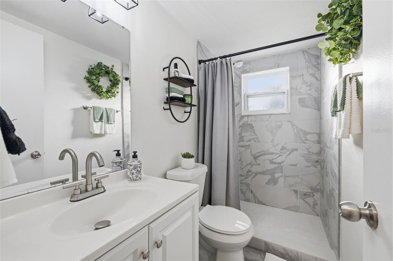 LAKE MINEOLA - Residential