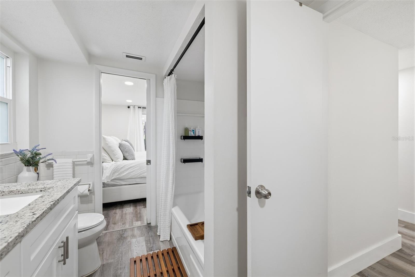 LAKE MINEOLA - Residential