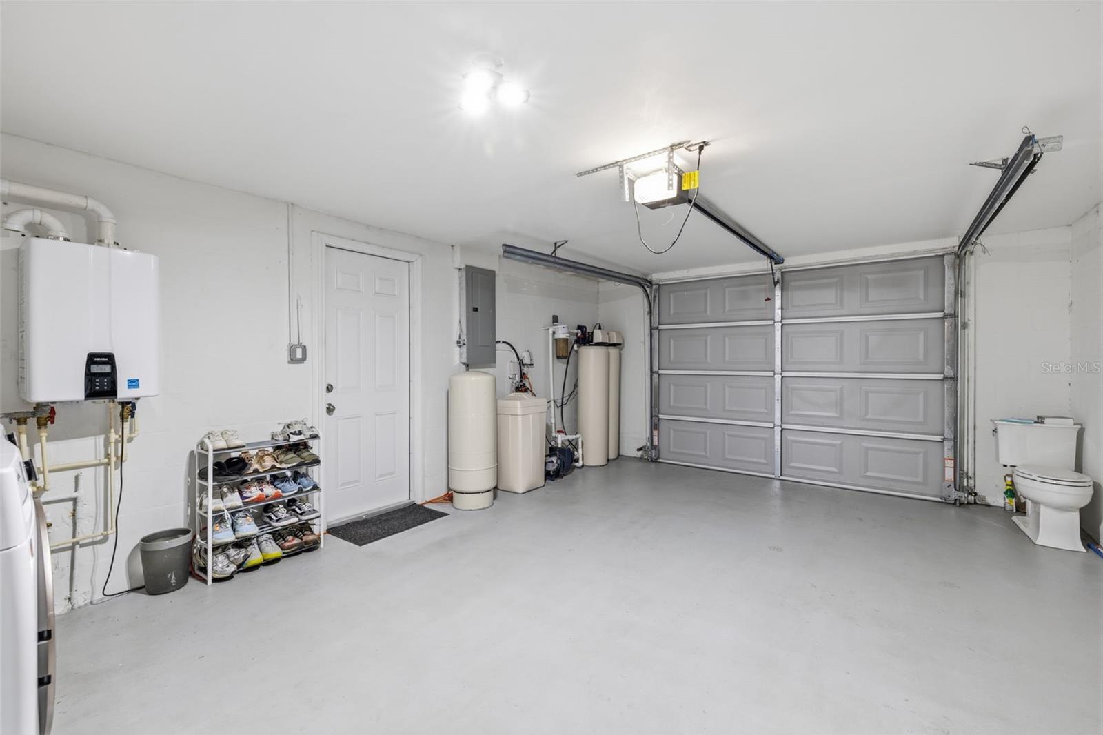 LAKE MINEOLA - Residential