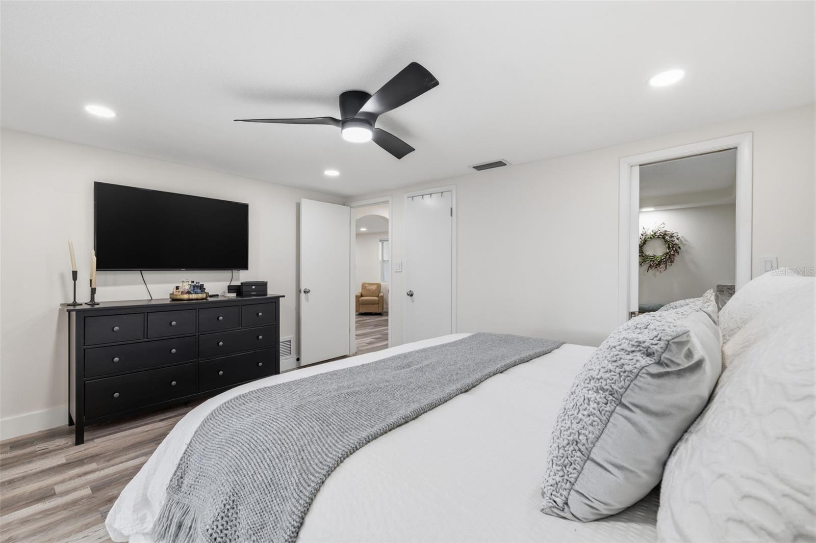 LAKE MINEOLA - Residential