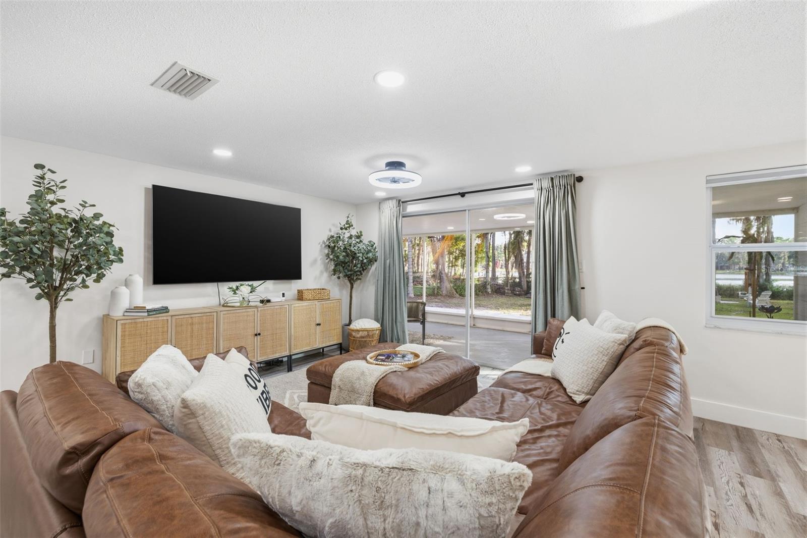 LAKE MINEOLA - Residential