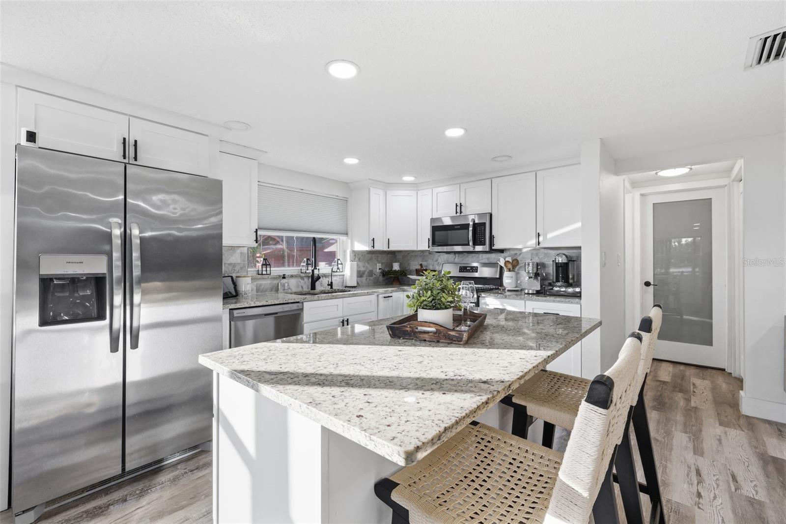 LAKE MINEOLA - Residential