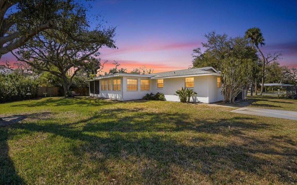 Photo of 6617 Glades Way, Sarasota, FL 34231 (MLS # A4684039)