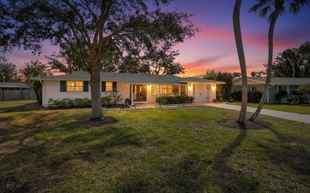 Photo of 6617 Glades Way, Sarasota, FL 34231 (MLS # A4684039)