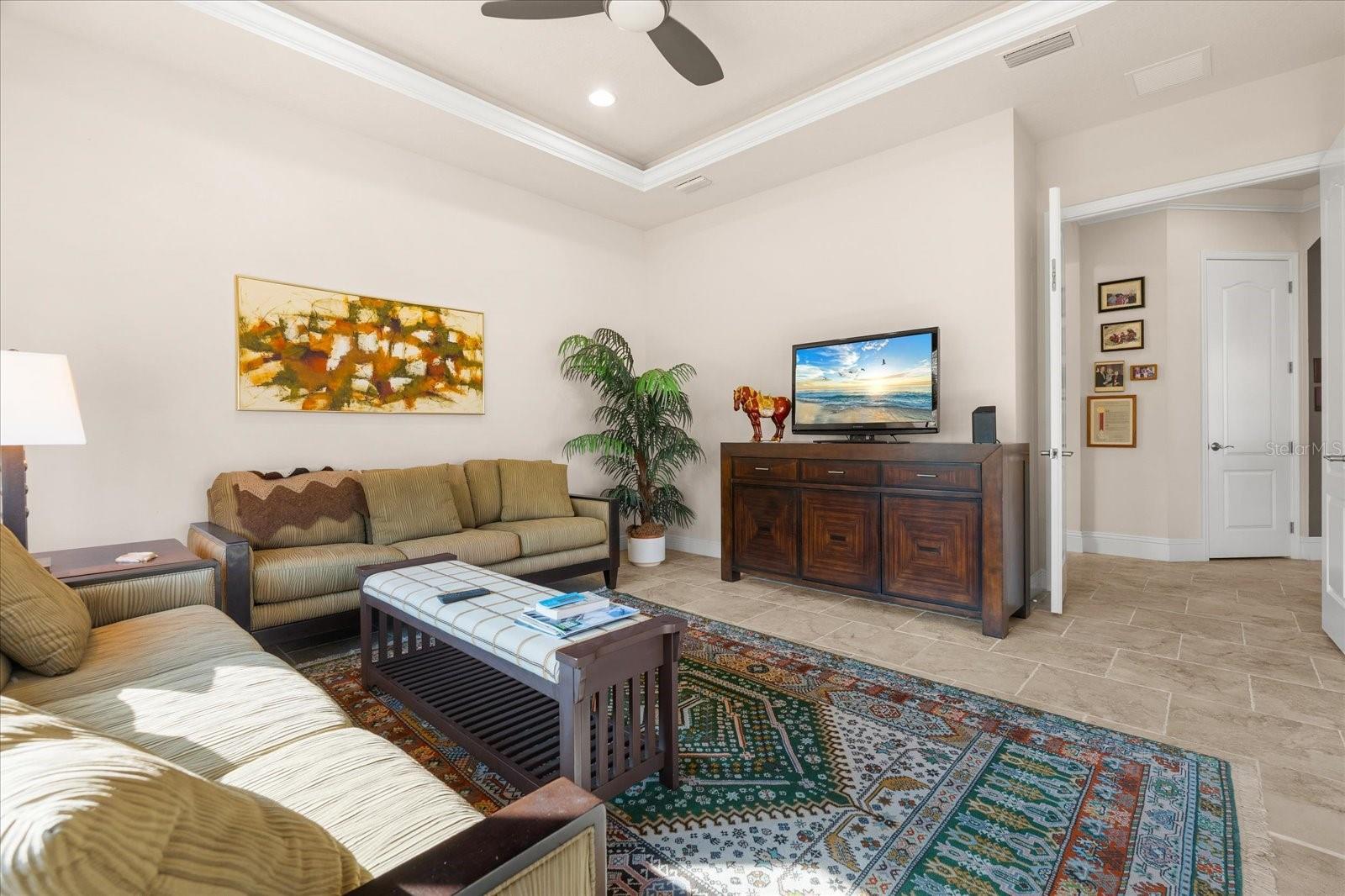 FOUNDERS CLUB - Residential