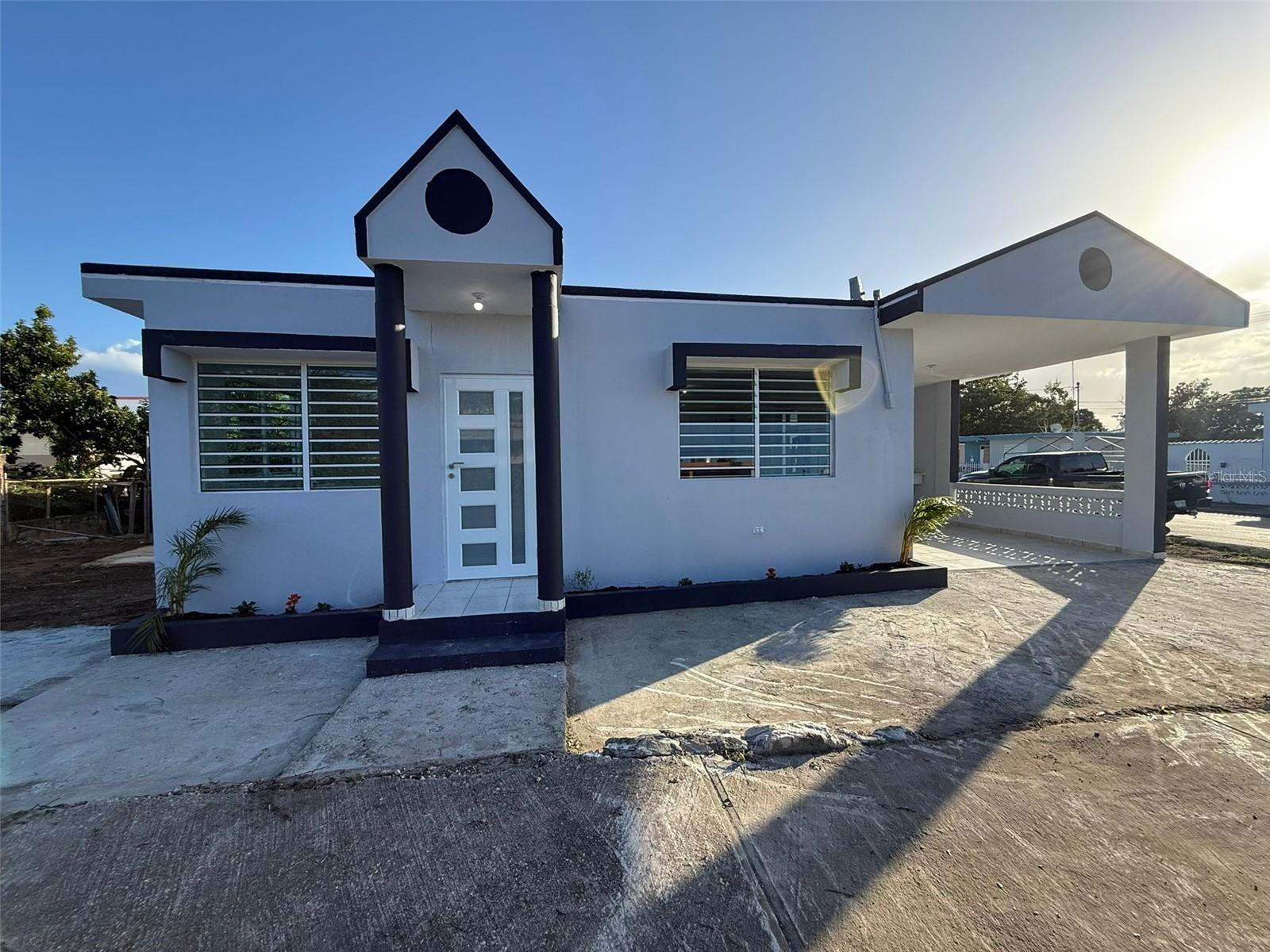 Corner property located in a prime area of Aguadilla, just 5 minutes from Ramey Base, BQN Airport, and Jobos Beach. The home offers 1,360 sq. ft. of construction on a 360 m² lot, featuring three spacious bedrooms with mirrored closets, two remodeled bathrooms, and a modern PVC kitchen with granite countertops. It comes with brand-new electrical and plumbing systems, a recently sealed roof, security doors and windows, a covered carport, and a laundry area. Additional features include a cement drainage system, 220v outlets for stove and ceiling A/C units, a gas line, connection to the public sewer system, and all documentation up to date. This is an excellent investment opportunity or the perfect home for those seeking comfort and a strategic location in Aguadilla.