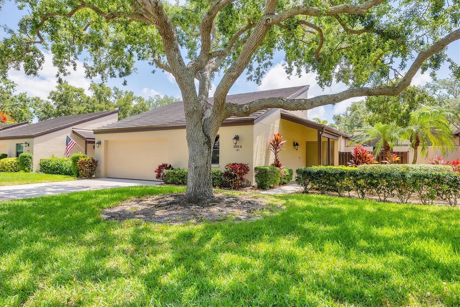 3914 GLEN OAKS MANOR DRIVE