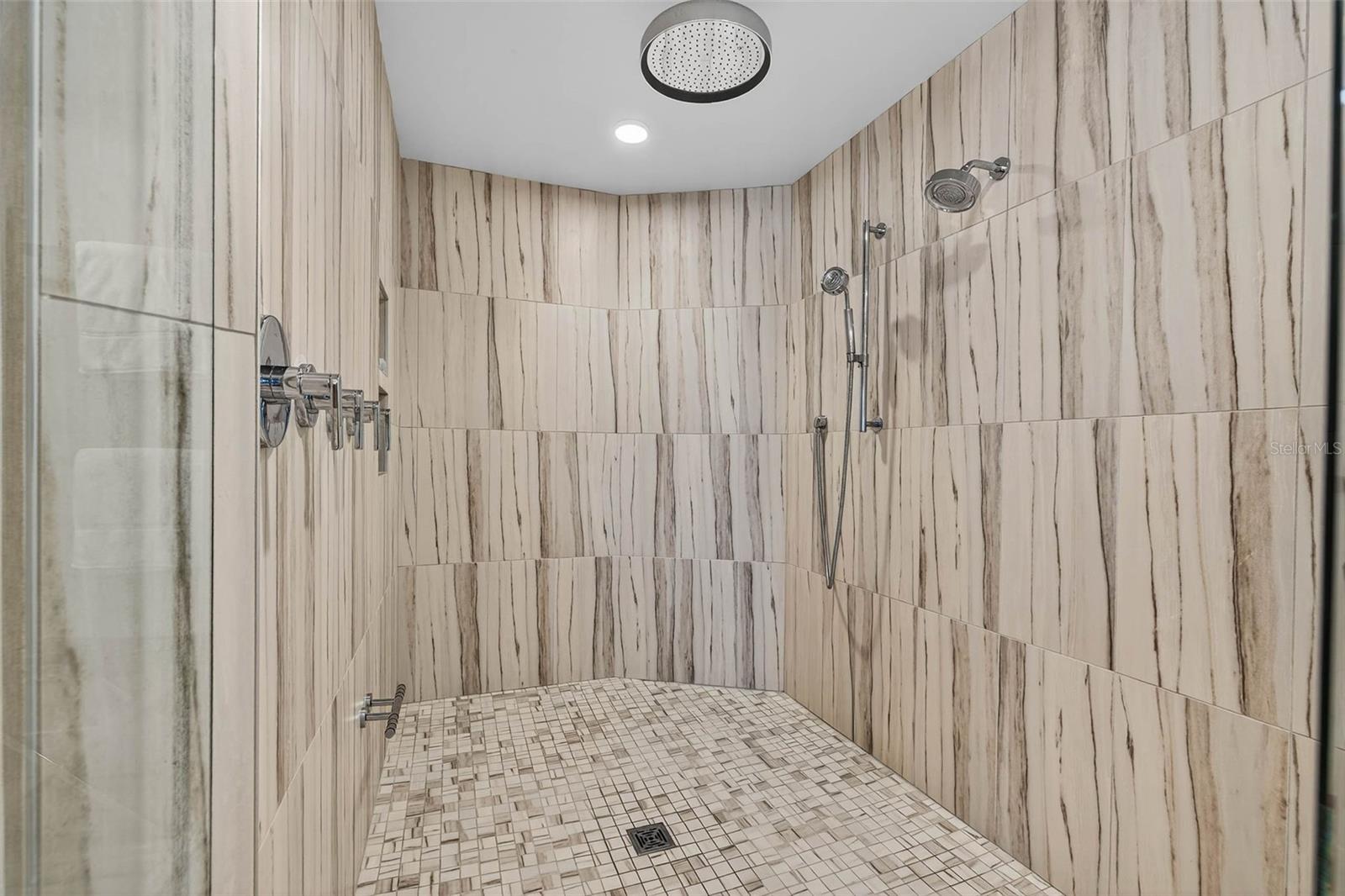 ONELLA CONDO - Residential