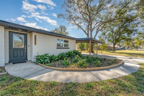 A home in AUBURNDALE