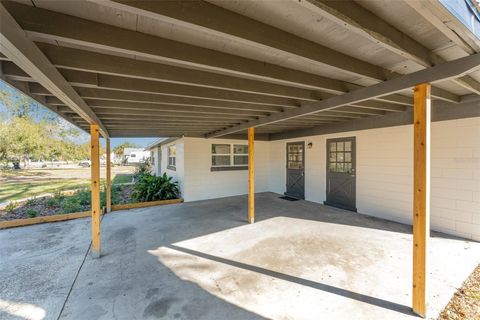 A home in AUBURNDALE