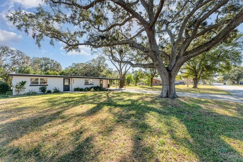 A home in AUBURNDALE