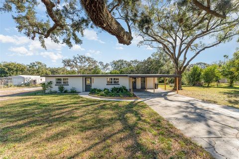 A home in AUBURNDALE